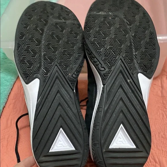 Nike Black and White Air Sneakers - Picture 6 of 6